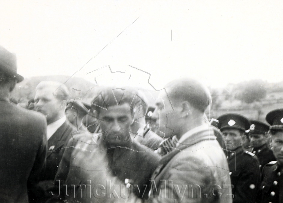 Pohřeb obětí 1945 - Kosťa druhý z leva